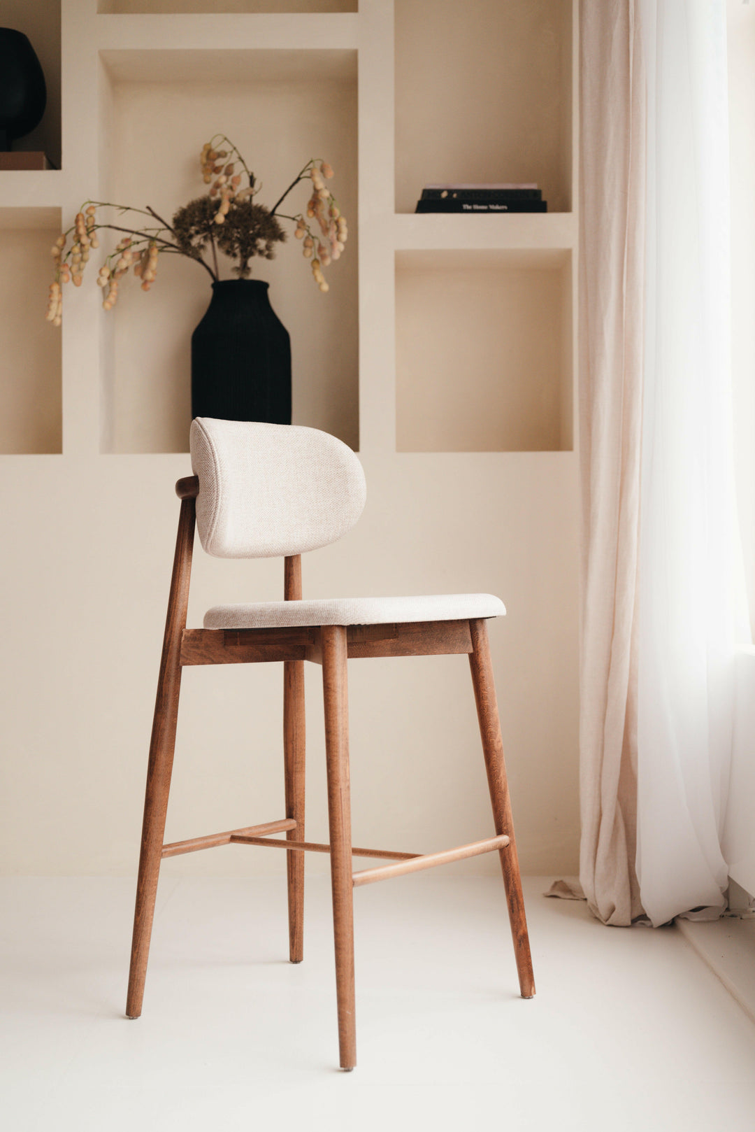 Mokani Japandi Barkruk in Walnootkleur - Perfect voor Keukeneiland of Bar