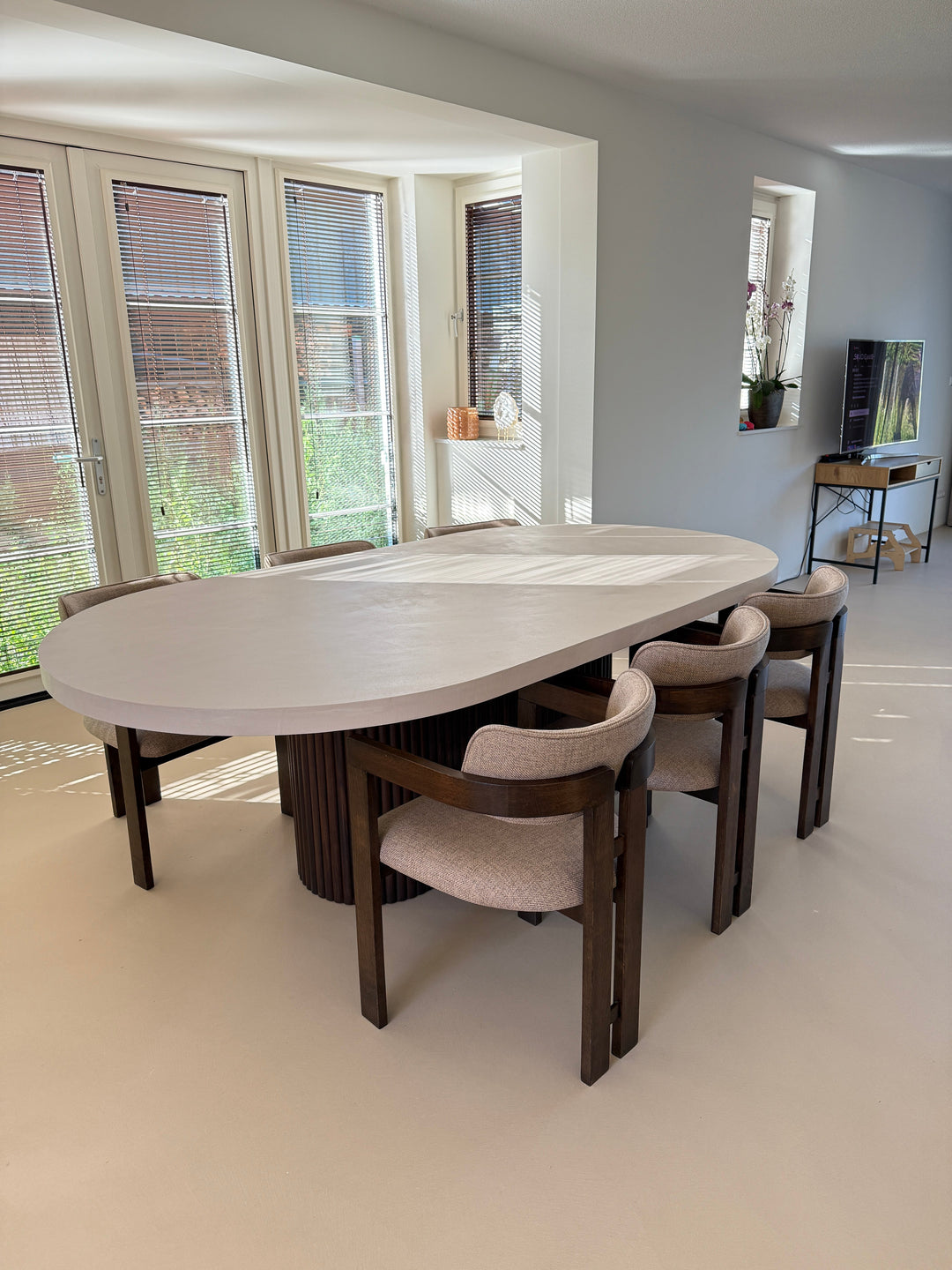 Uniek maatwerk: zo leverden wij Japandi stoelen en een betoncire tafel