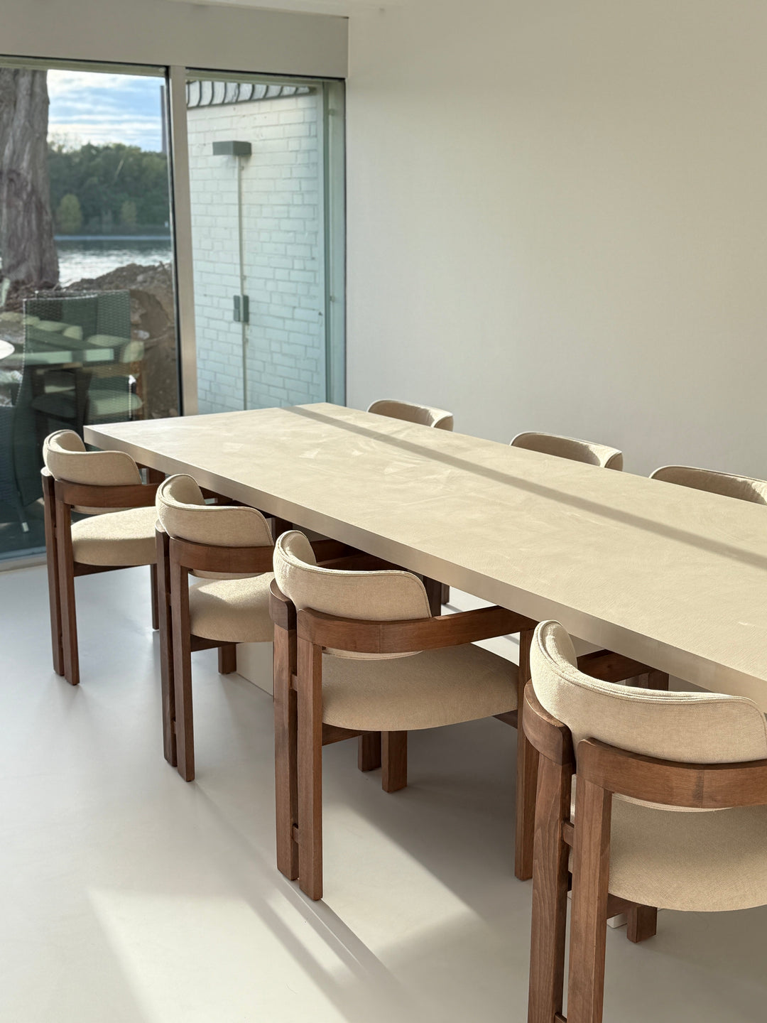 Rechthoekige microcement eettafel op maat met Japandi stoelen | Mokani