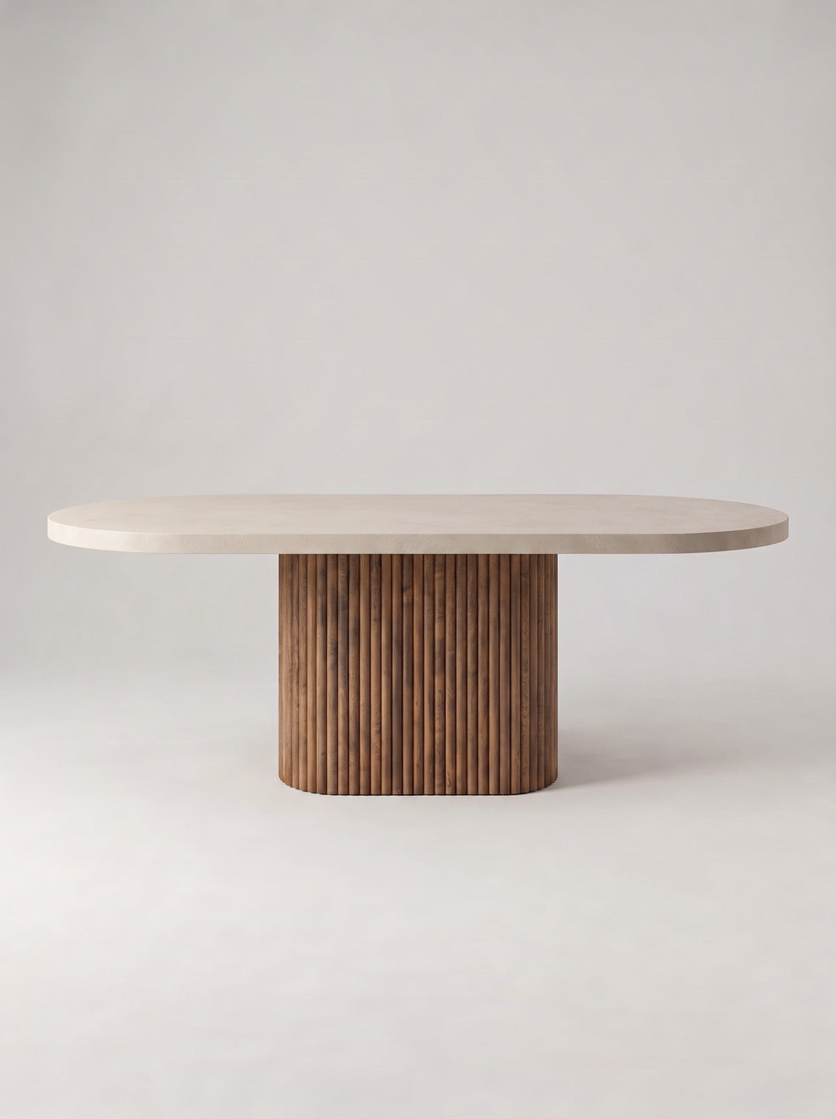 Kade eettafel met ovaal blad in beton ciré op brede geribde houten voet, vooraanzicht