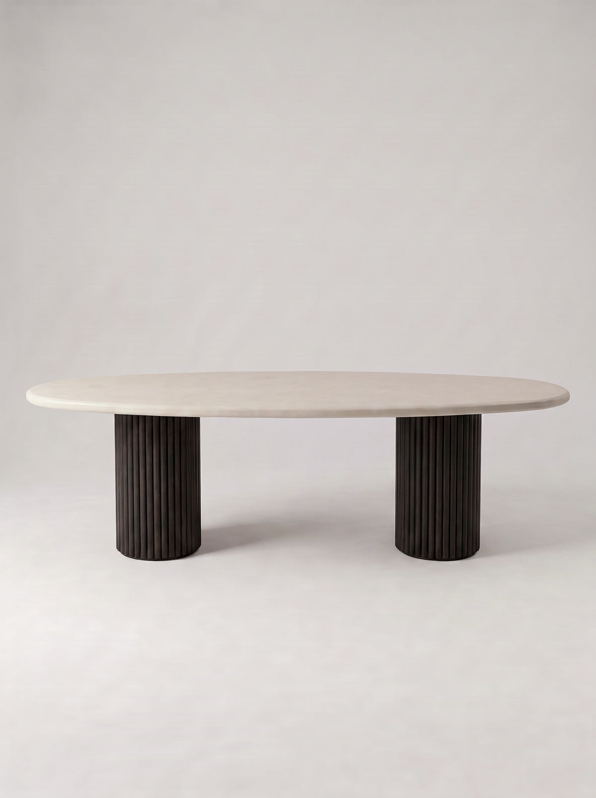 MONA – Elliptische Lavasteen Eettafel met Geribbelde Houten Poten