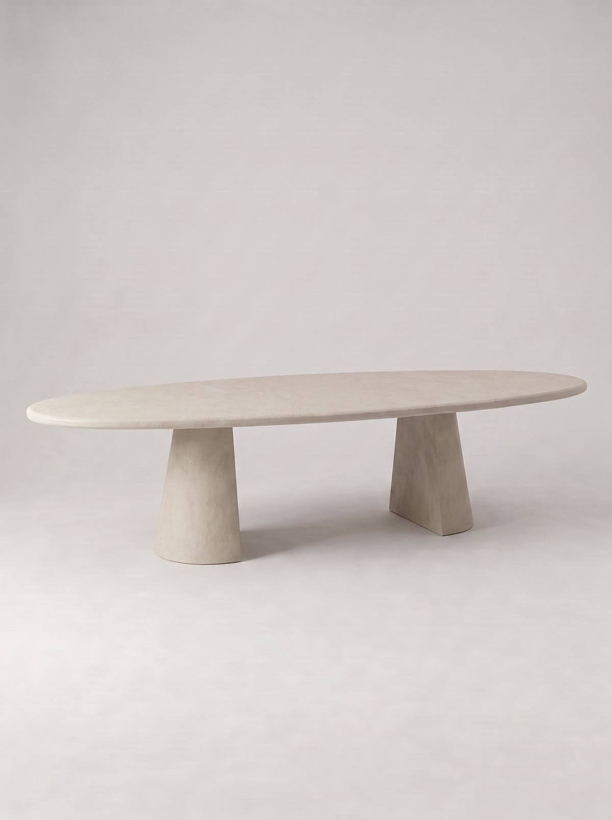 Kegel eettafel van schuin opzij, volledig in beton ciré