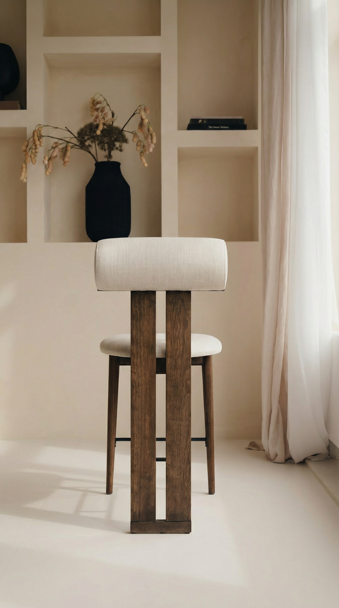 Mokani Japandi Barkruk van Massief Hout met Stoffen Zitting – Minimalistisch & Comfortabel