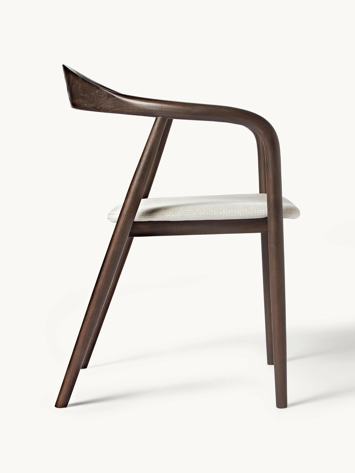 Mokani Minimalistische Japandi Eetkamerstoelen in Walnoot en Eiken met Linnen of Bouclé stof.