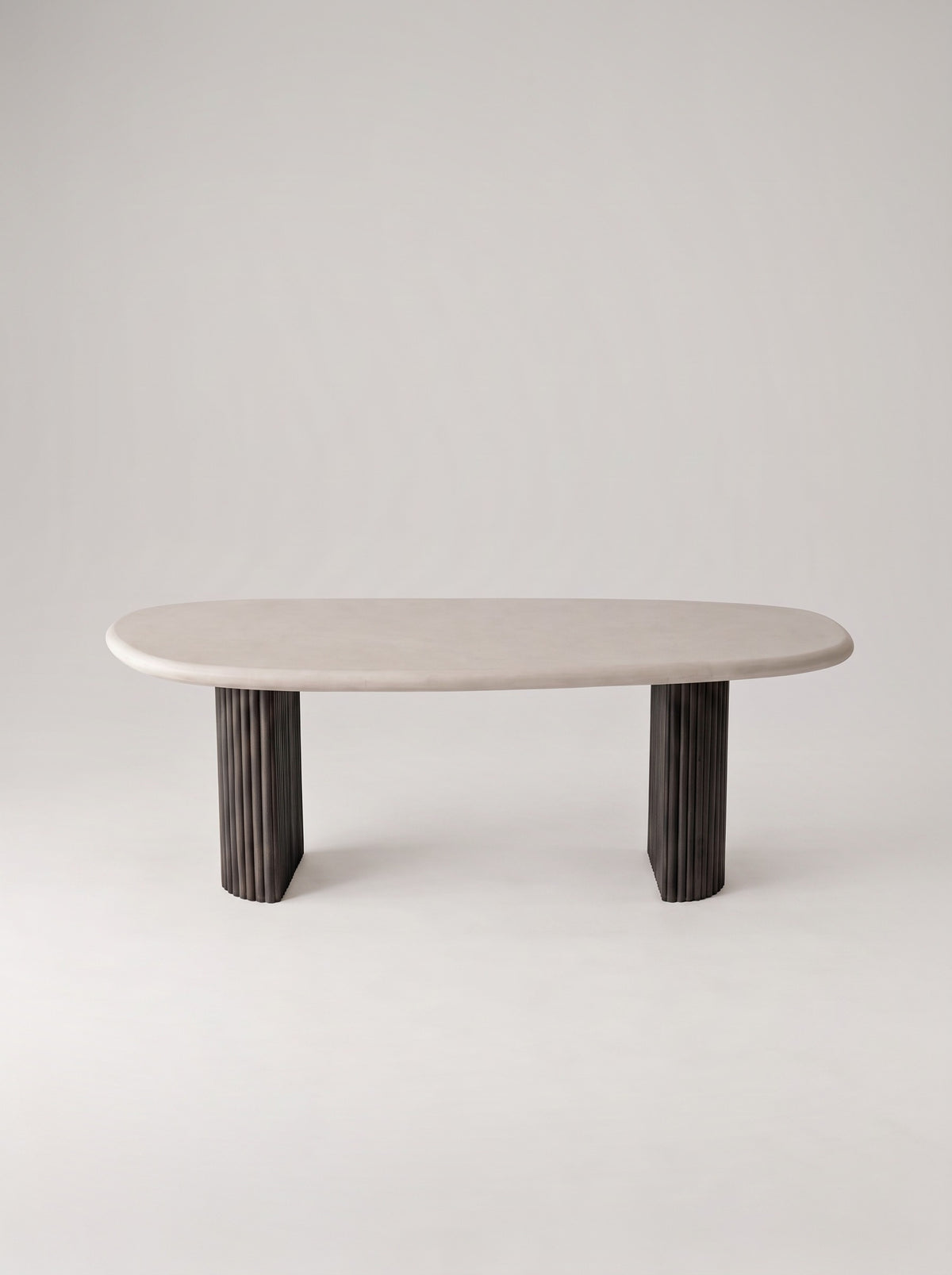 Kiezel eettafel op geribde houten poten, vooraanzicht