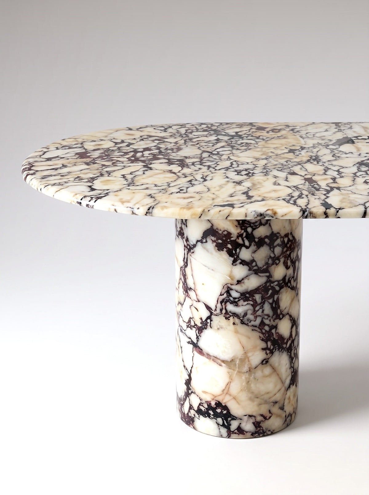 Viola eettafel – detail van blad en zuilpoot