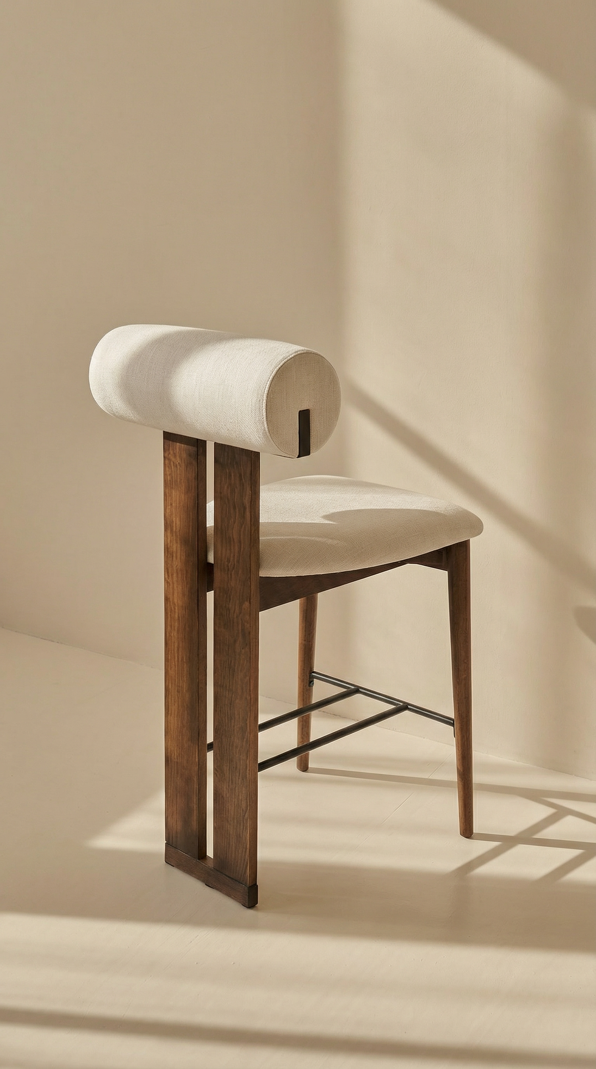 Mokani Japandi Barkruk van Massief Hout met Stoffen Zitting – Minimalistisch & Comfortabel