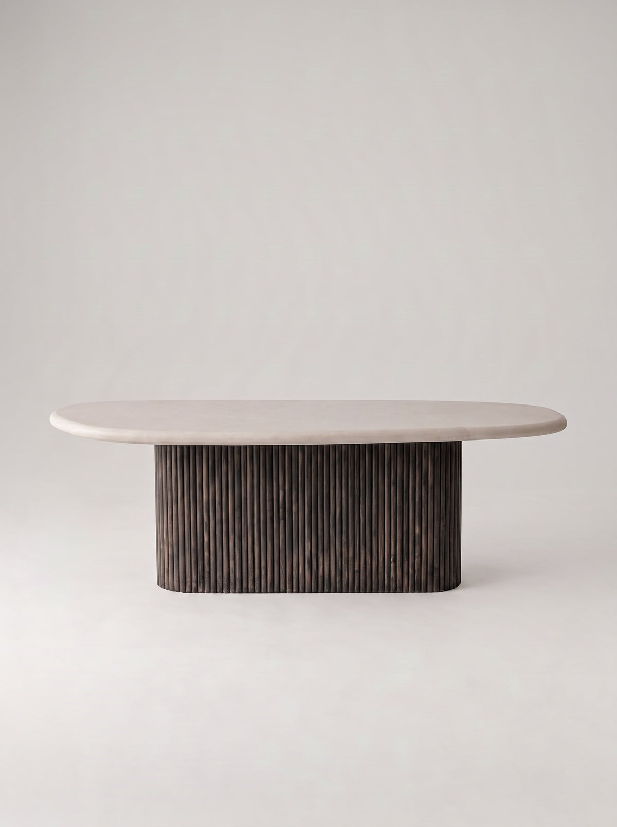 Kiezel eettafel met geribde middenpoot, vooraanzicht