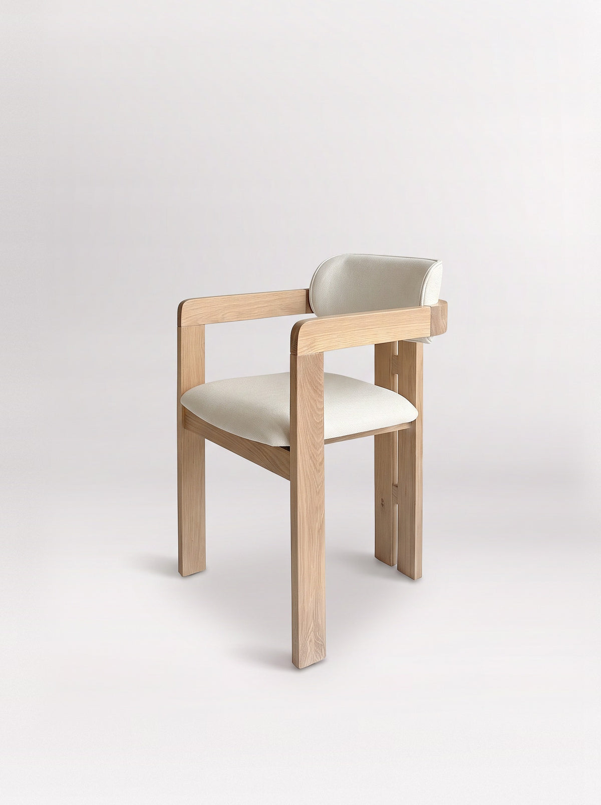 Japandi eetkamerstoel eikenhout white wash – schuin aanzicht
