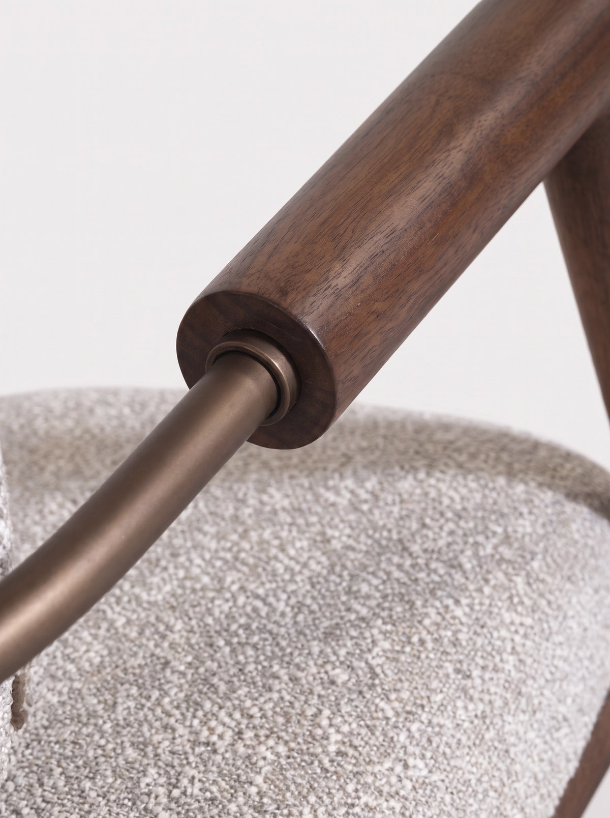BELLUNO eetkamerstoel – detail houten armleuning en bronzen beugel