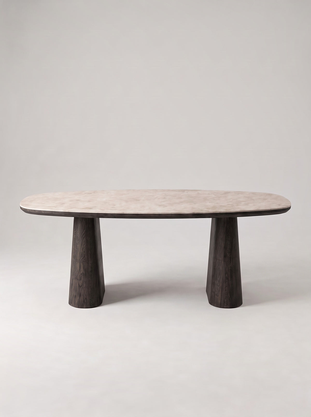 Eik eettafel met ovaal keramiek blad op twee conische houten poten, vooraanzicht