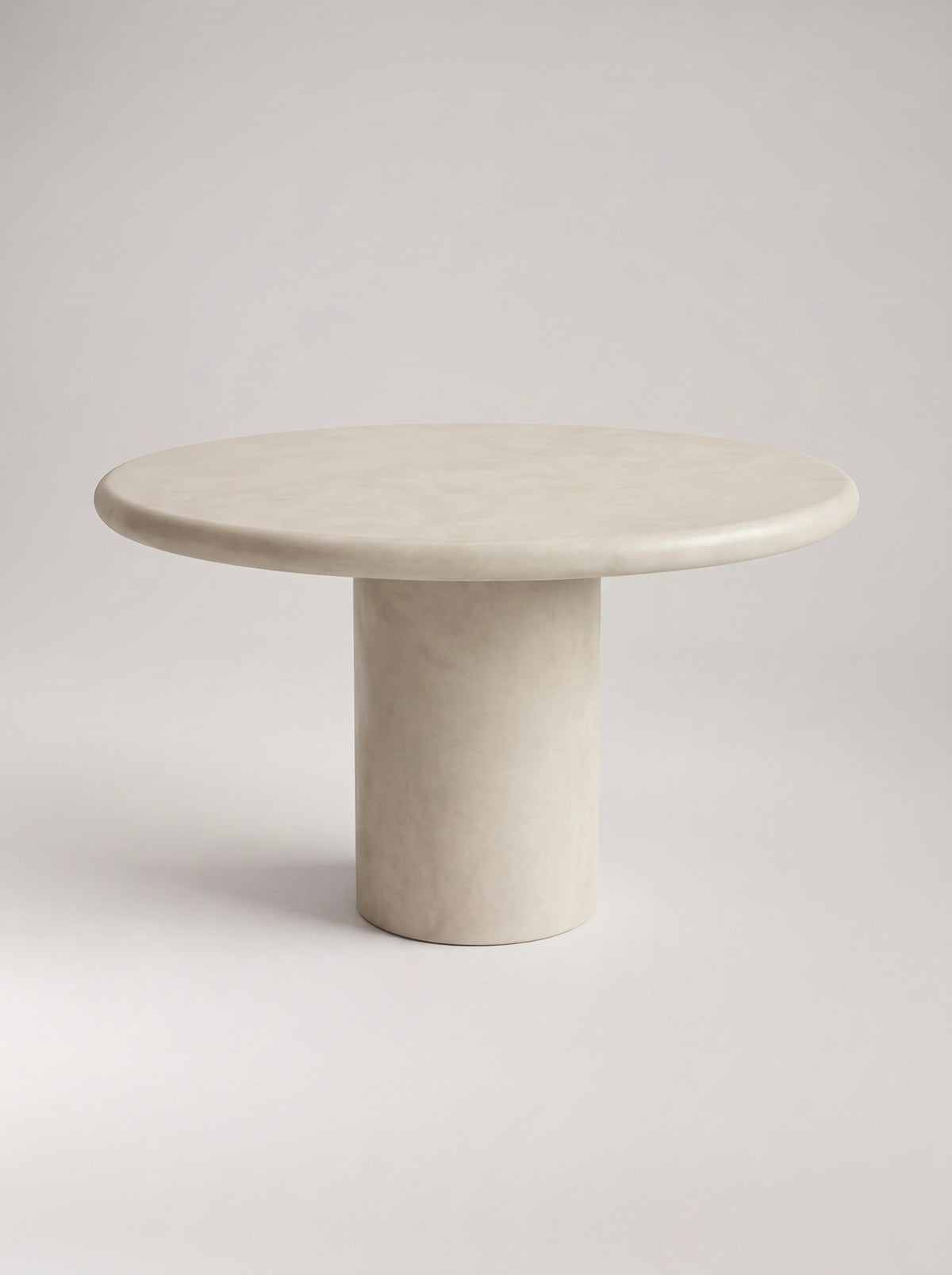 Maan eettafel, rond blad in beton ciré op ronde middenpoot
