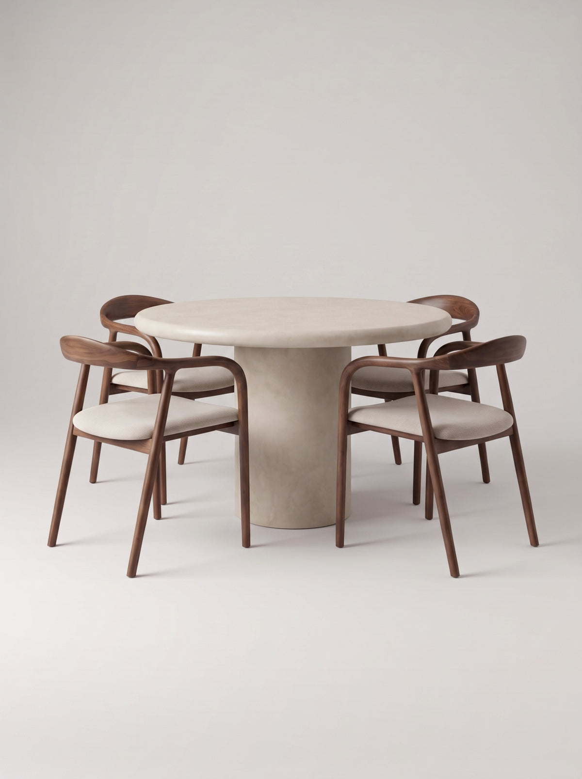 Maan eettafel met vier houten eetkamerstoelen