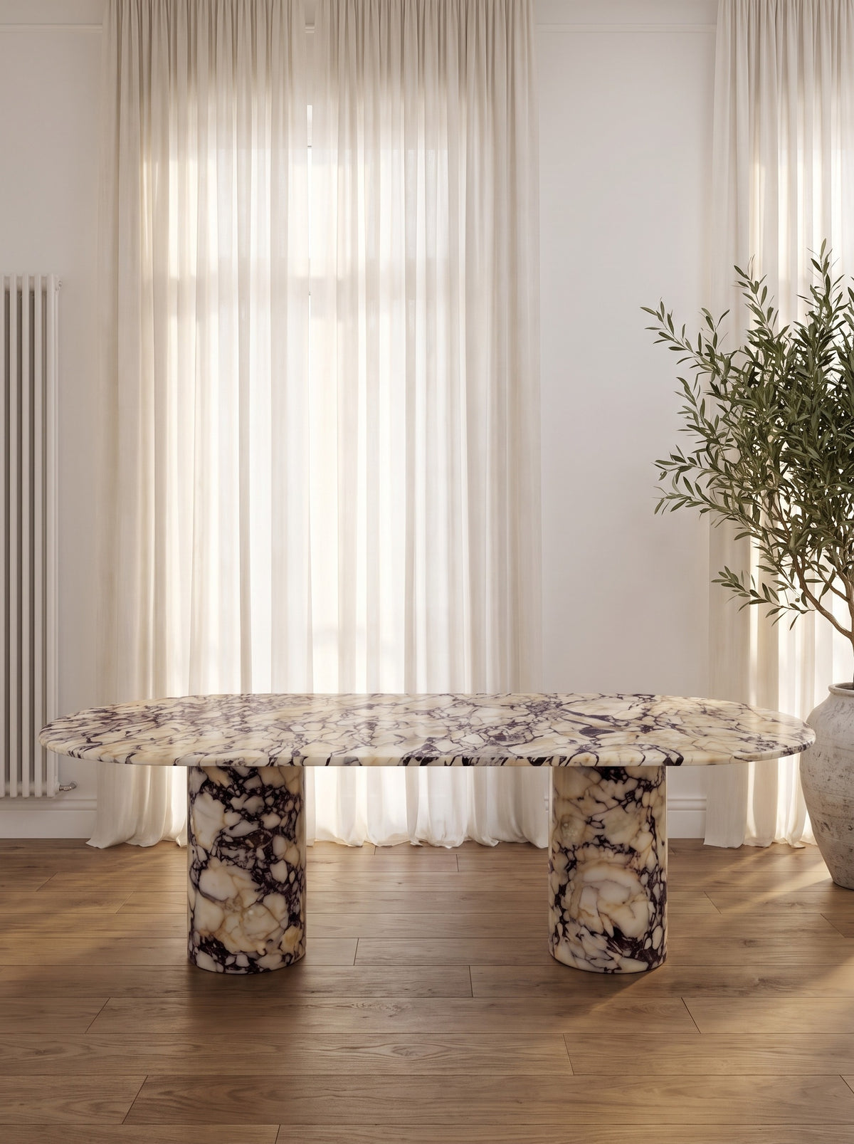 Viola eettafel in een licht interieur met linnen gordijnen