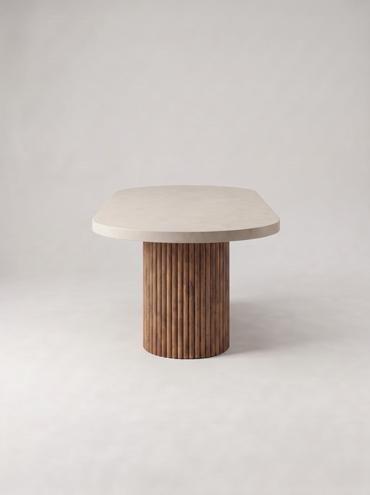 Kade eettafel van de kopse kant, geribde houten voet
