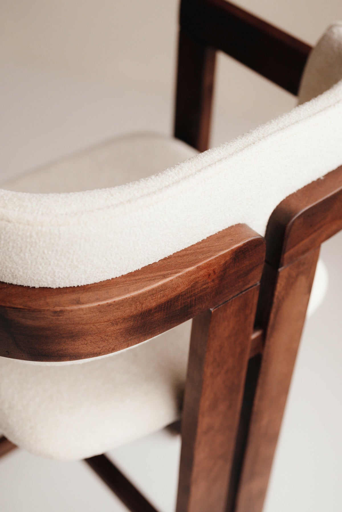 Mokani Japandi Barkruk – Minimalistisch Design met Aanpasbare Kleur en Stof.