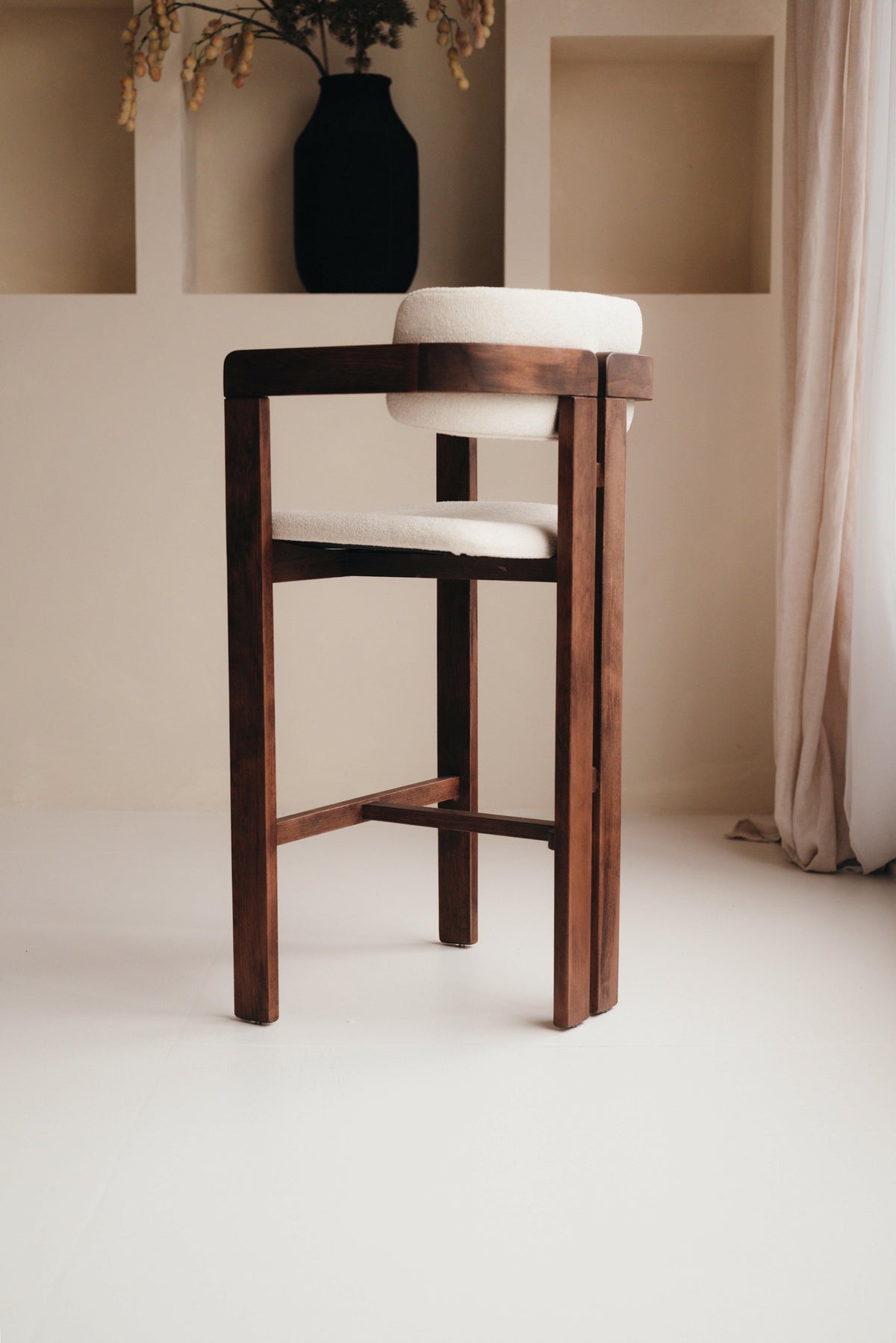 Mokani Japandi Barkruk – Minimalistisch Design met Aanpasbare Kleur en Stof.