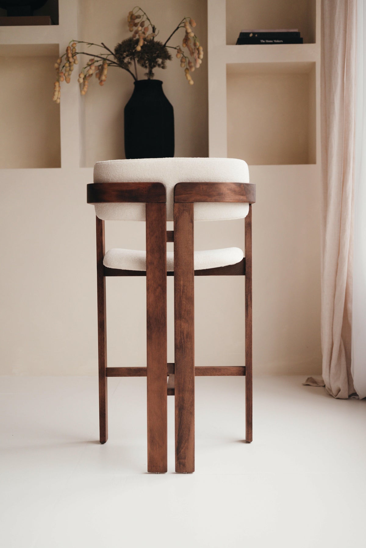 Mokani Japandi Barkruk – Minimalistisch Design met Aanpasbare Kleur en Stof.