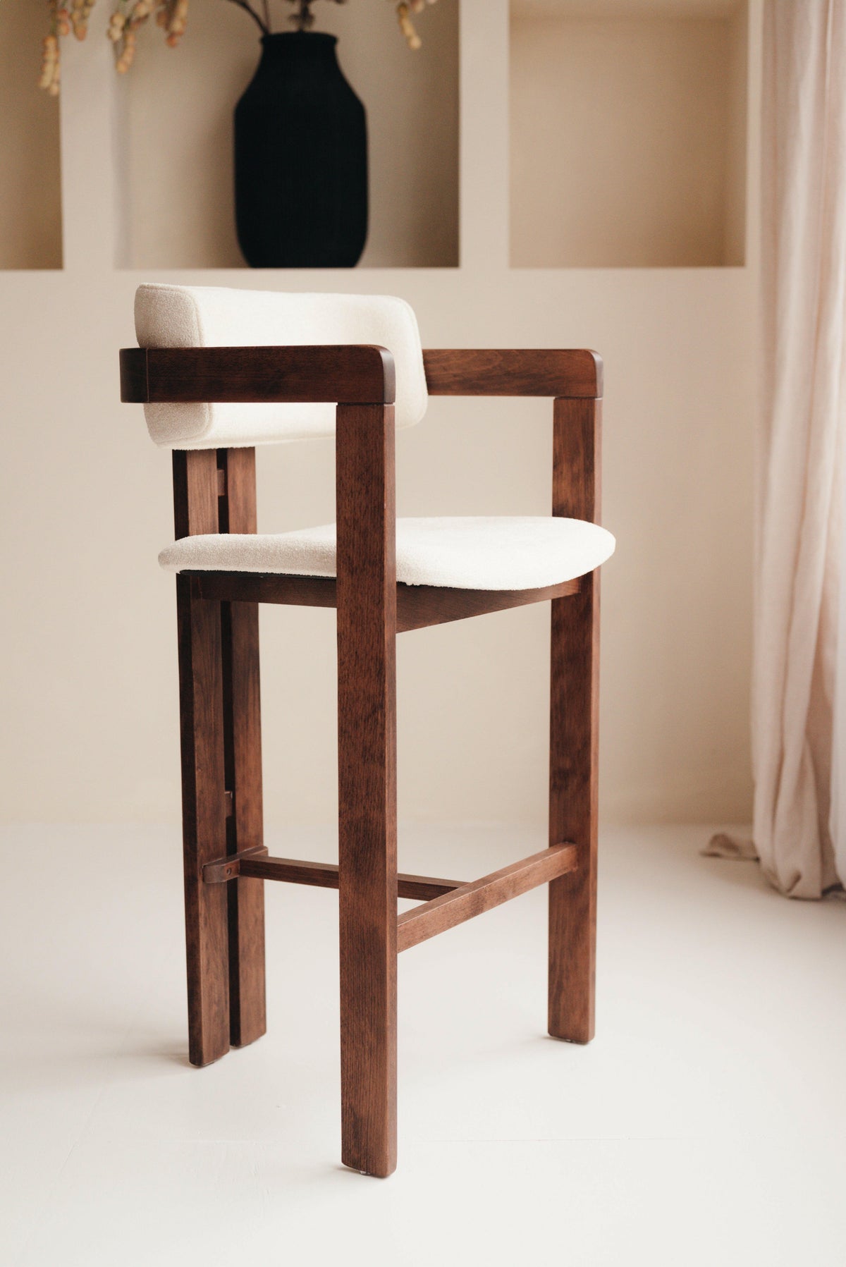 Mokani Japandi Barkruk – Minimalistisch Design met Aanpasbare Kleur en Stof.