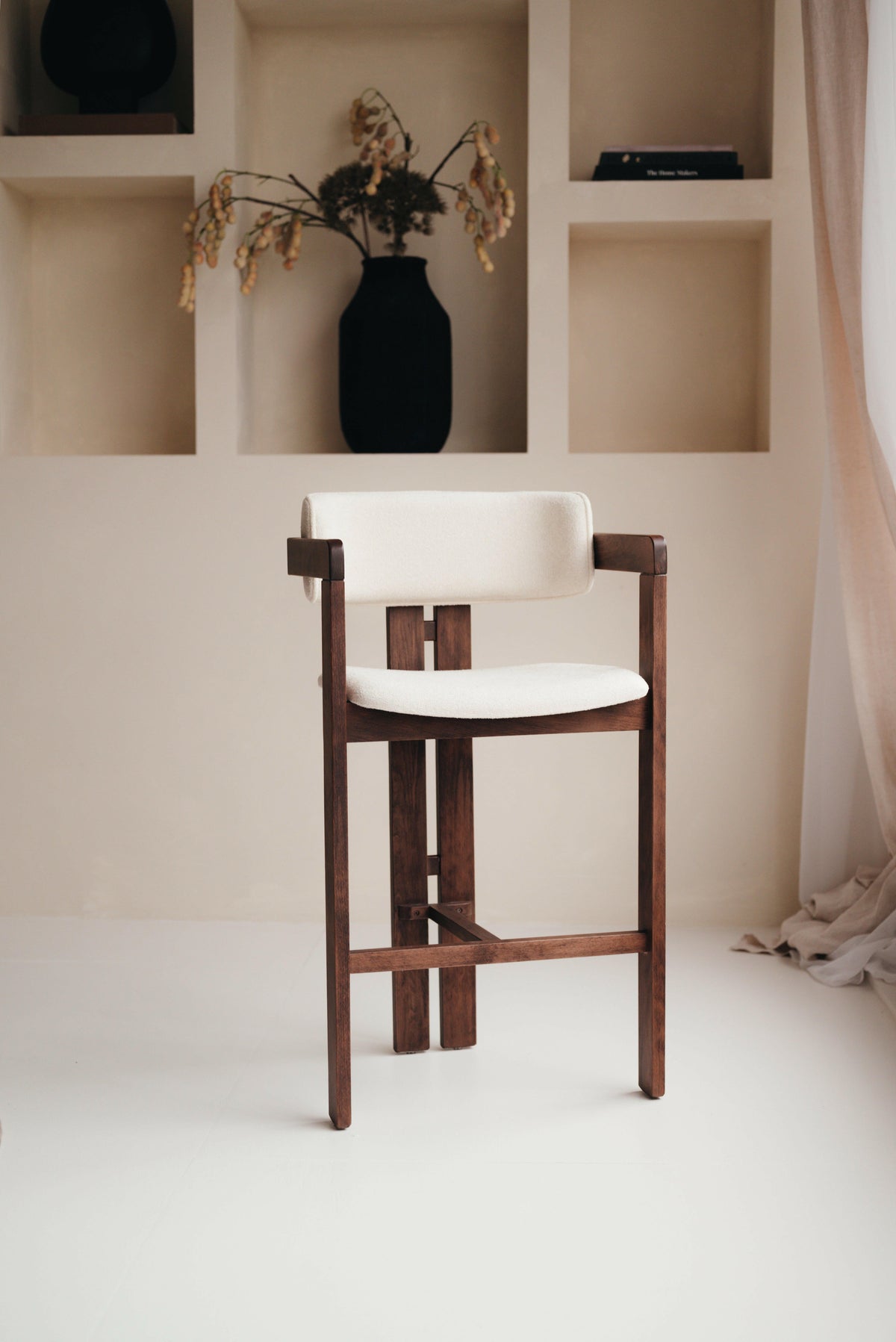 Mokani Japandi Barkruk – Minimalistisch Design met Aanpasbare Kleur en Stof.