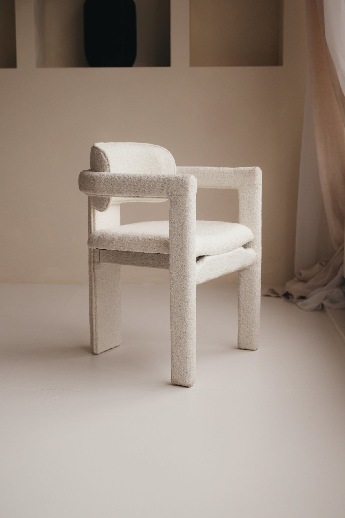 Mokani japandi eetkamerstoel - Minimalistisch Design met Bouclé Stoffering.
