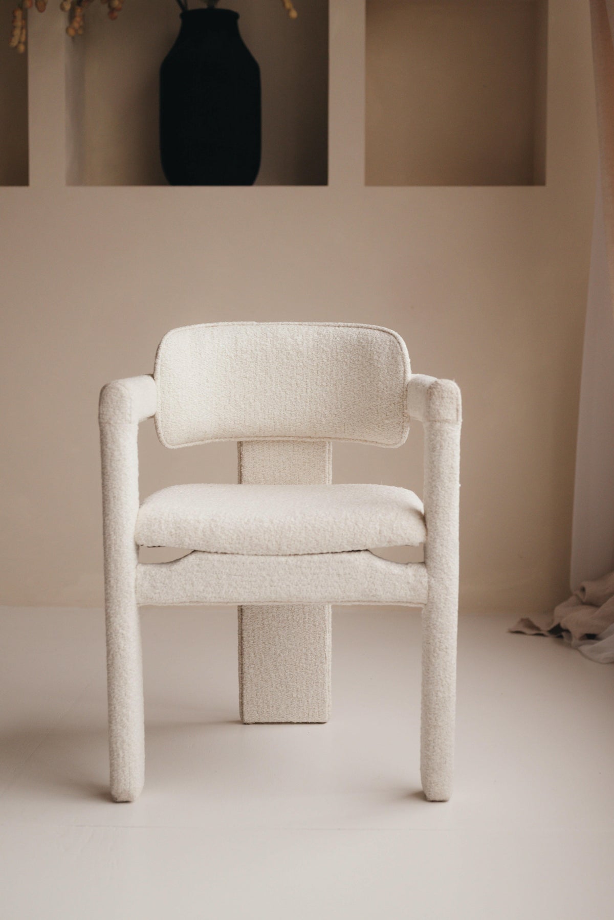 Mokani japandi eetkamerstoel - Minimalistisch Design met Bouclé Stoffering.