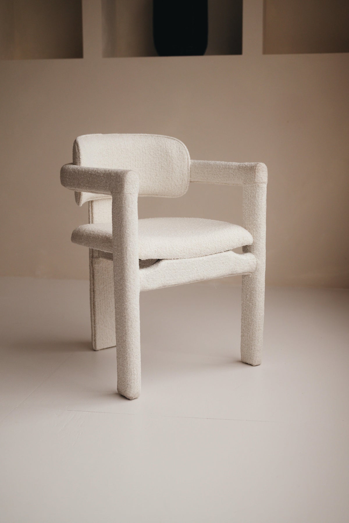 Mokani japandi eetkamerstoel - Minimalistisch Design met Bouclé Stoffering.