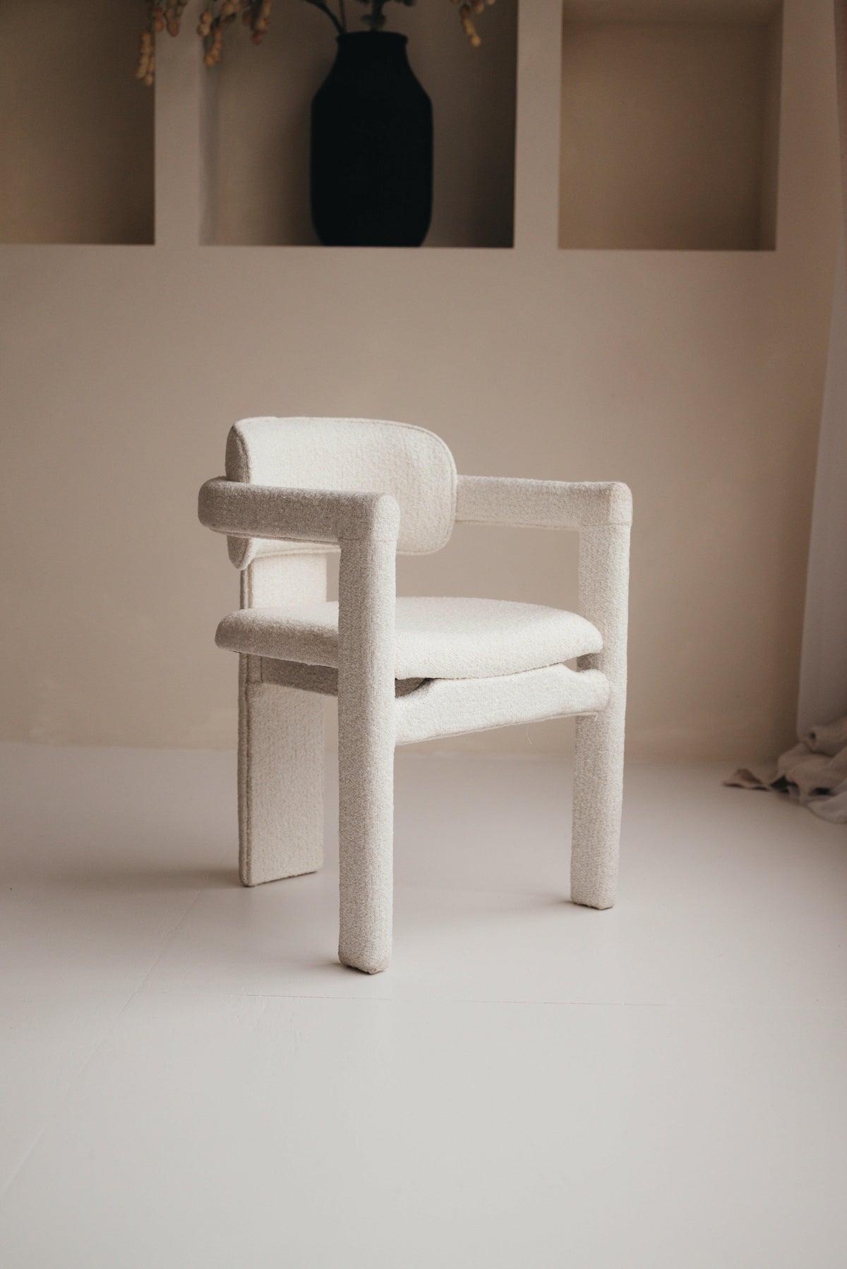 Mokani japandi eetkamerstoel - Minimalistisch Design met Bouclé Stoffering.