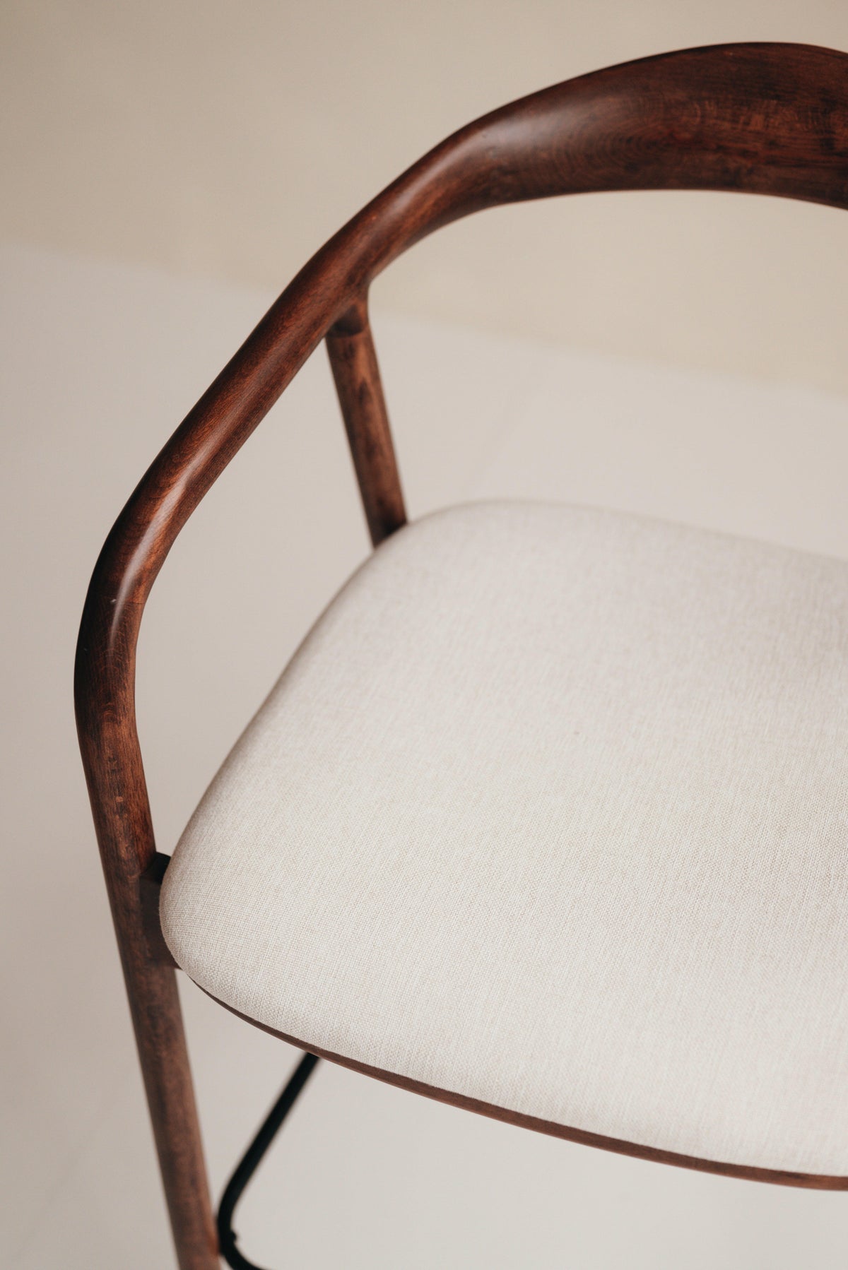 Mokani Japandi Barkruk – Op Maat Gemaakt met Aanpasbare Kleur en Stof.