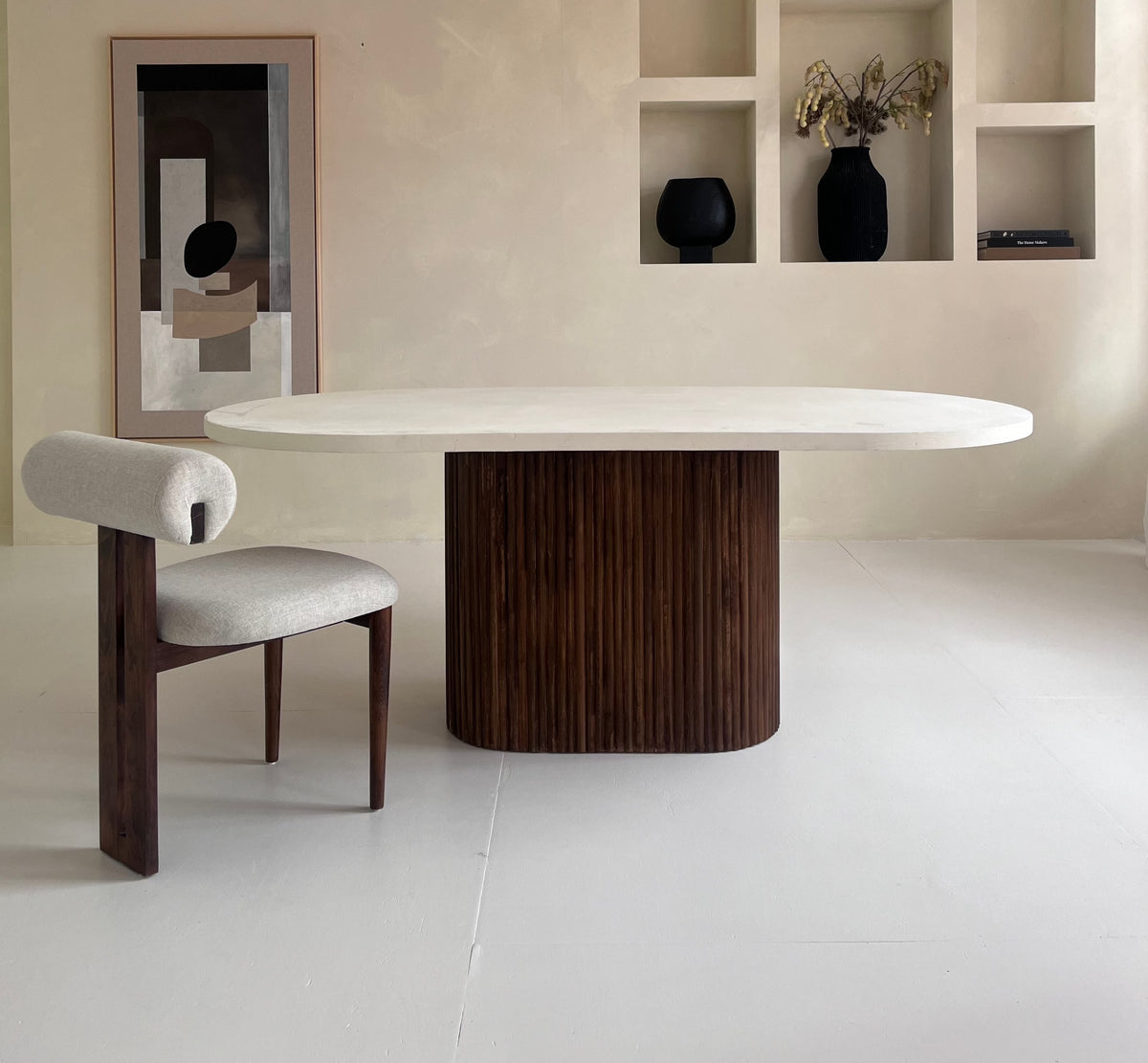 Japandi Eettafel met Walnootkleurige Geribbelde Poot en Betoncire Tafelblad.