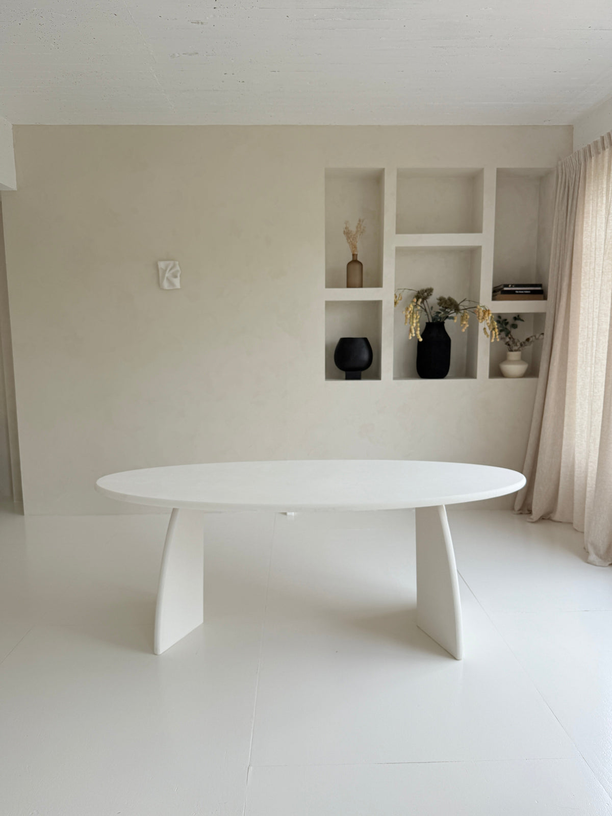 ELI – Elliptische Lavasteen Eettafel met Sculpturale V-Poten