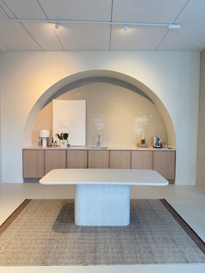 Mokani Minimalistische Beton Ciré Tafel met Zachte Ronde Hoeken