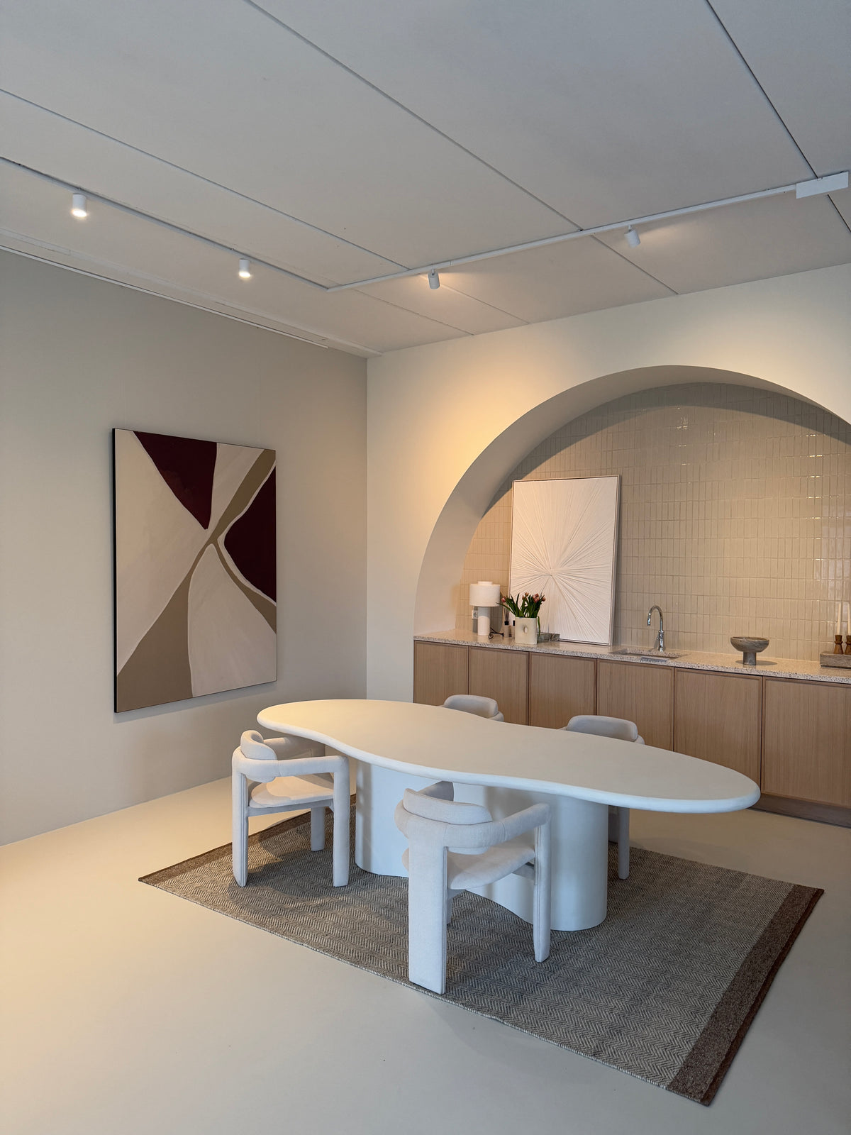 Mokani - Maatwerk Organische Eettafel in Beton Ciré – Organisch en Stijlvol