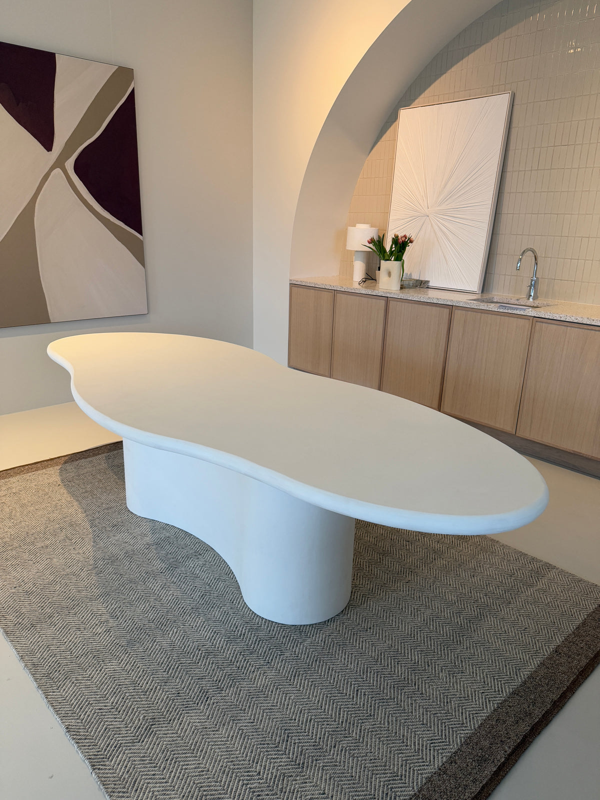 Mokani - Maatwerk Organische Eettafel in Beton Ciré – Organisch en Stijlvol