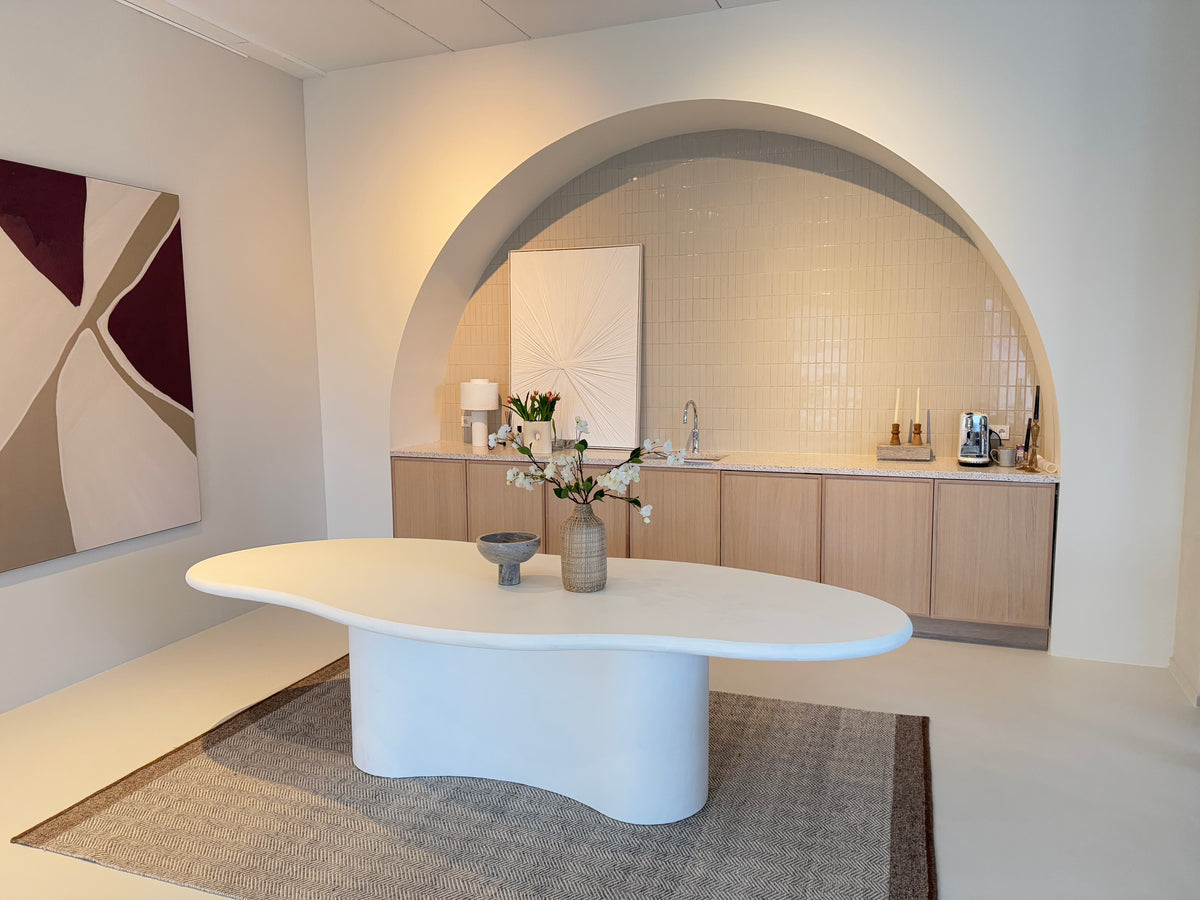 Mokani - Maatwerk Organische Eettafel in Beton Ciré – Organisch en Stijlvol