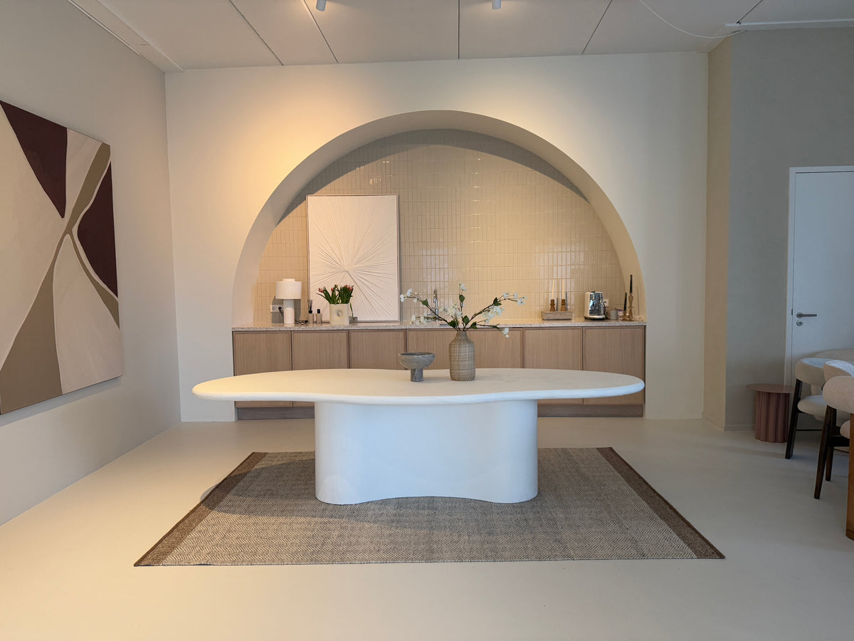 Mokani - Maatwerk Organische Eettafel in Beton Ciré – Organisch en Stijlvol