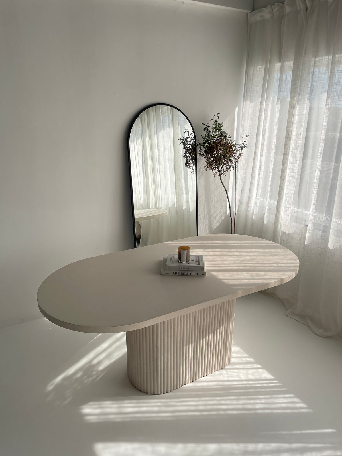 Mokani ovale betoncire eettafel met geribbelde poot.