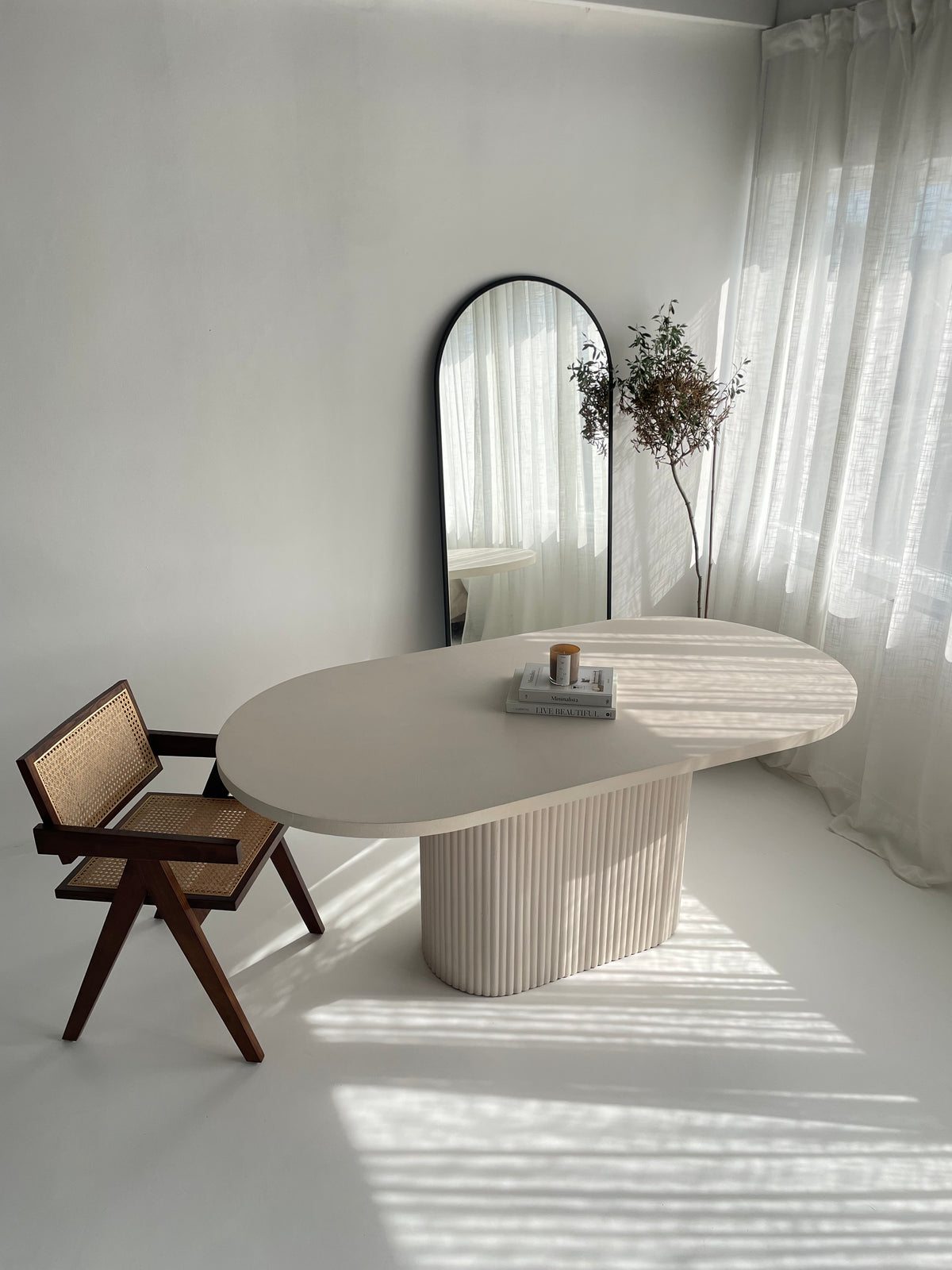 Mokani ovale betoncire eettafel met geribbelde poot.