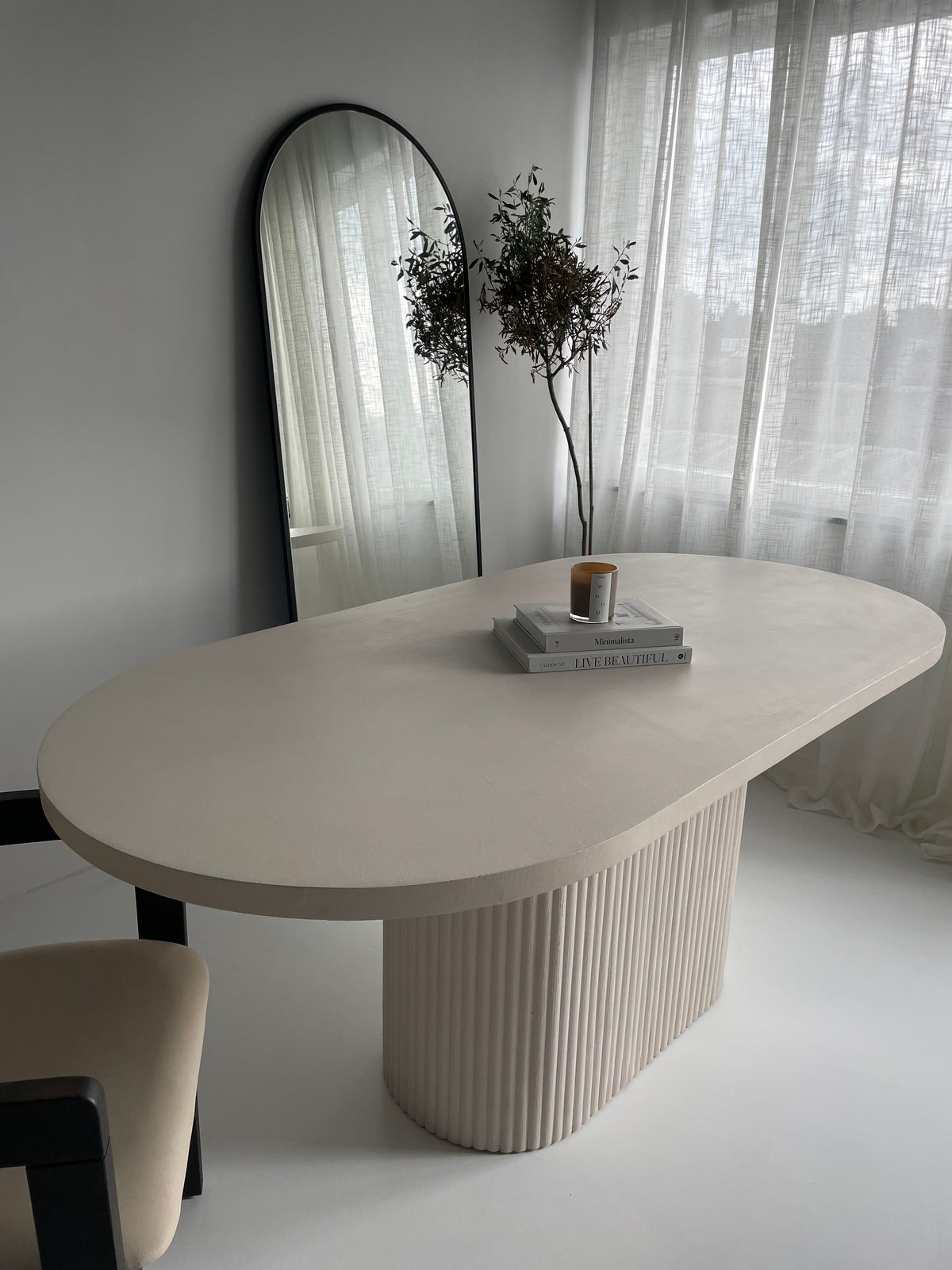 Mokani ovale betoncire eettafel met geribbelde poot.