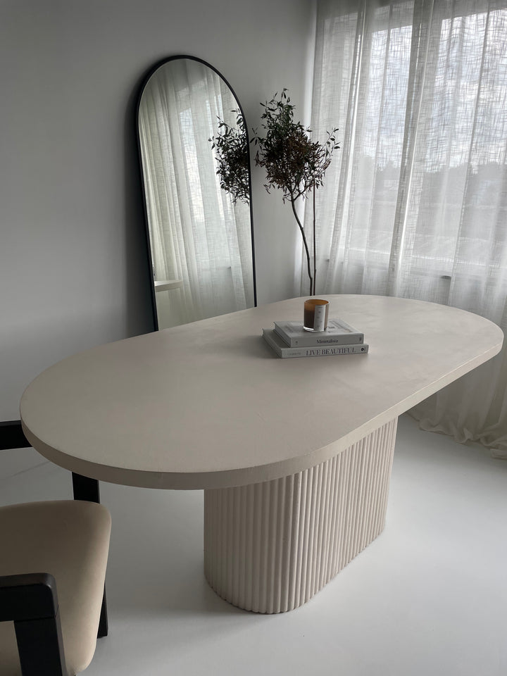 Mokani ovale betoncire eettafel met geribbelde poot