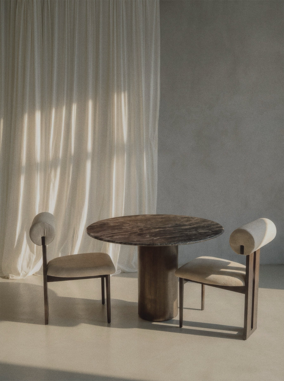 Mocca eettafel met twee stoelen in een licht interieur met linnen gordijnen