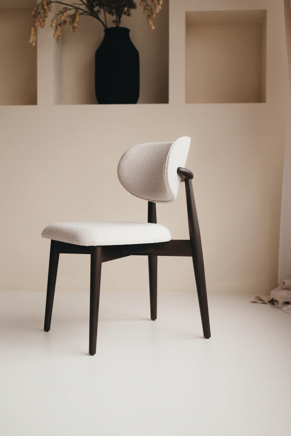Mokani Eetkamerstoelen houten Eetkamerstoel in japandi stijl.