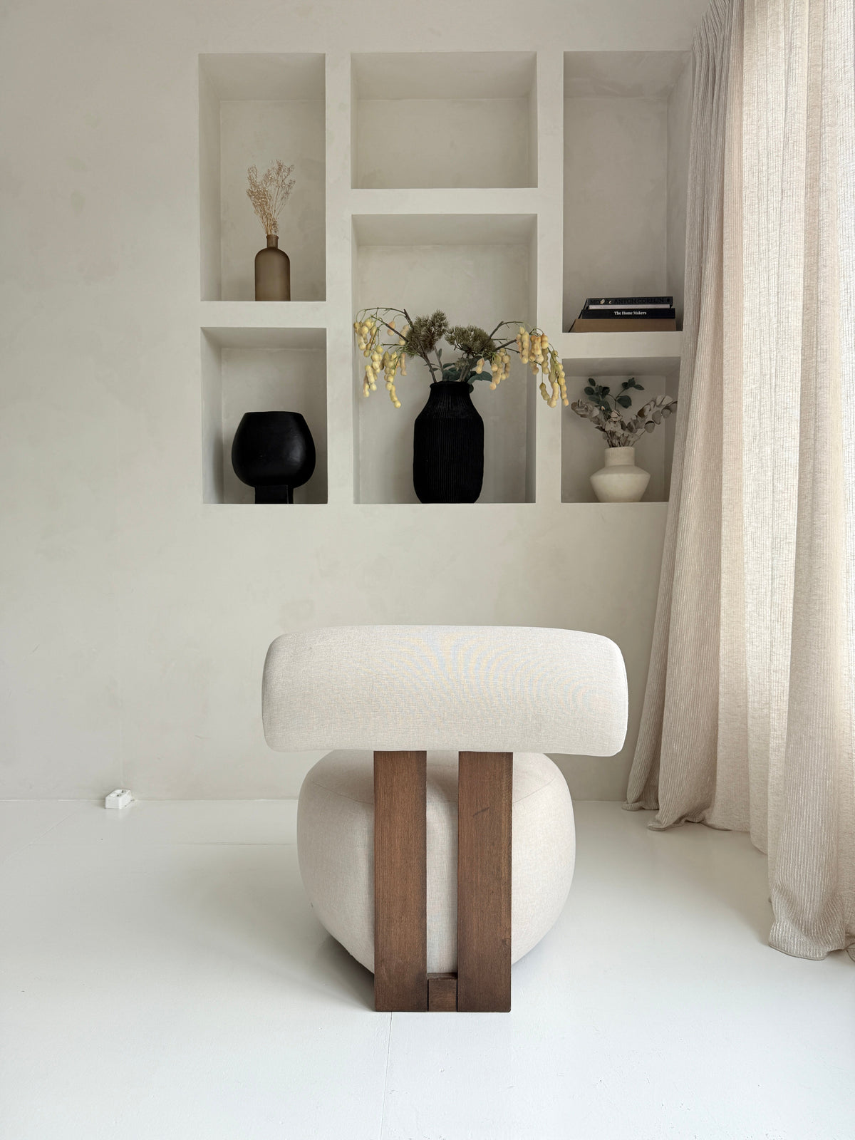 Mokani Japandi Lounge Stoel fauteuil Minimalistisch Ontwerp met Houten Accenten.