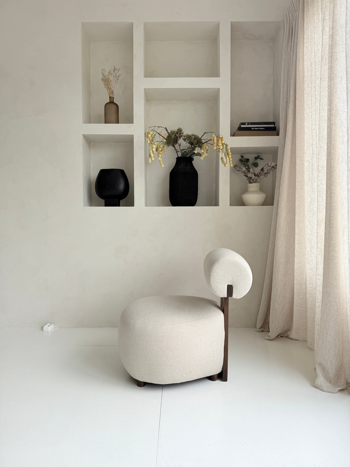 Mokani Japandi Lounge Stoel fauteuil Minimalistisch Ontwerp met Houten Accenten.