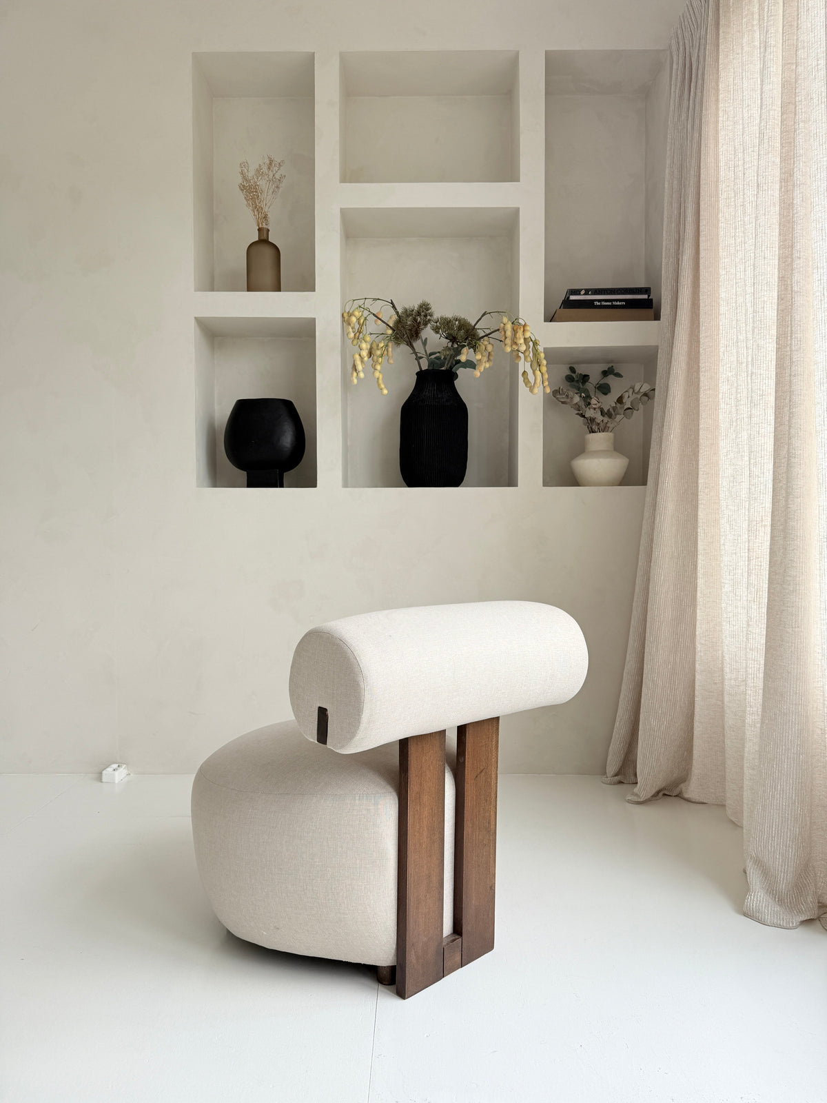 Mokani Japandi Lounge Stoel fauteuil Minimalistisch Ontwerp met Houten Accenten.