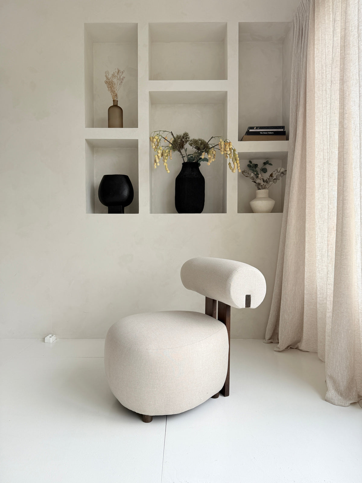 Mokani Japandi Lounge Stoel fauteuil Minimalistisch Ontwerp met Houten Accenten.