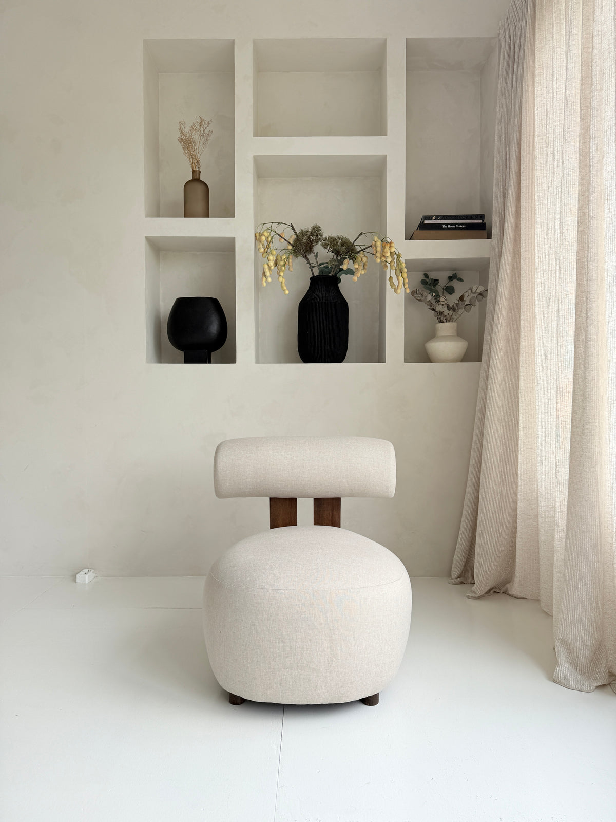 Mokani Japandi Lounge Stoel fauteuil Minimalistisch Ontwerp met Houten Accenten.