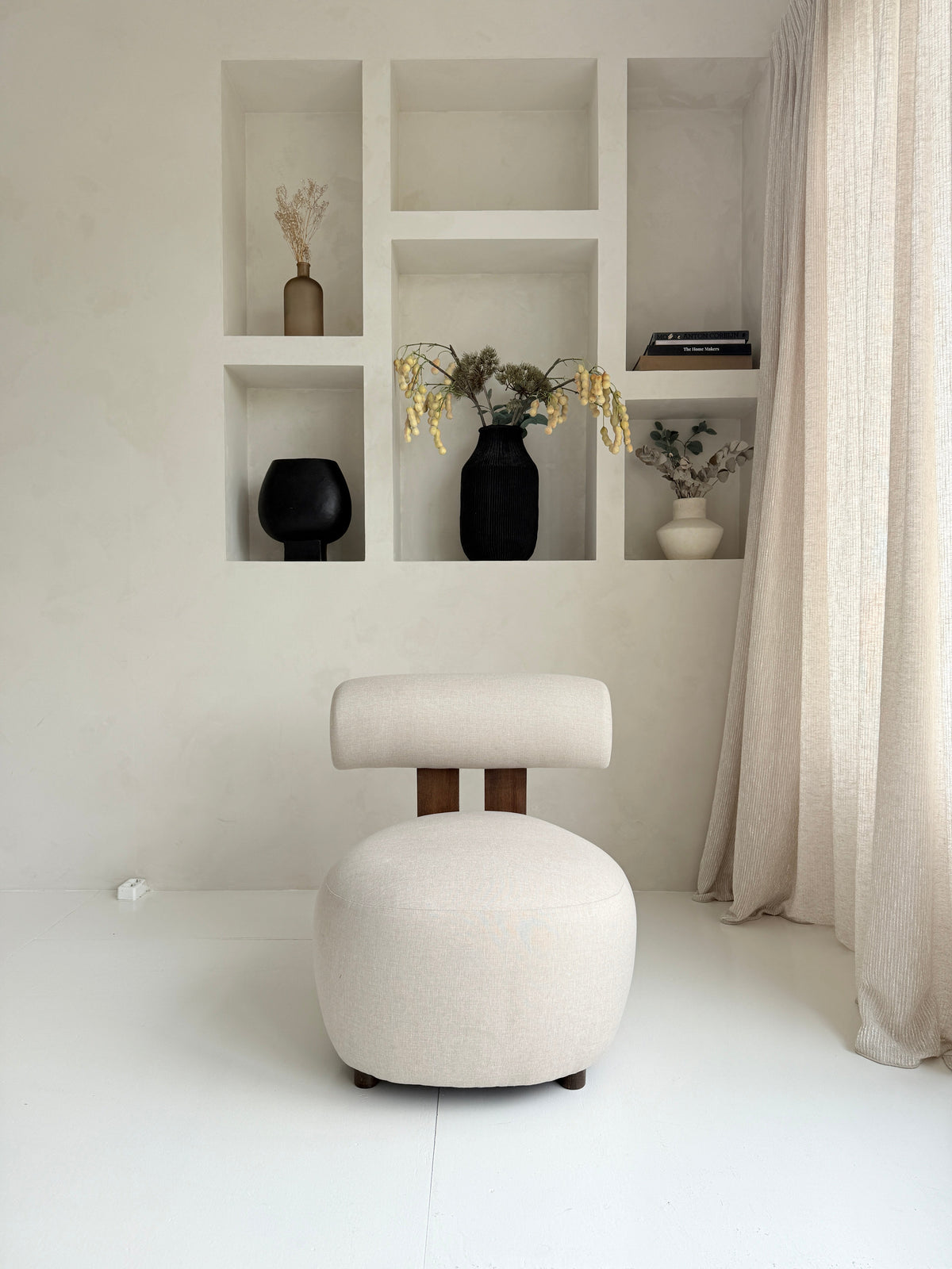 Mokani Japandi Lounge Stoel fauteuil Minimalistisch Ontwerp met Houten Accenten.