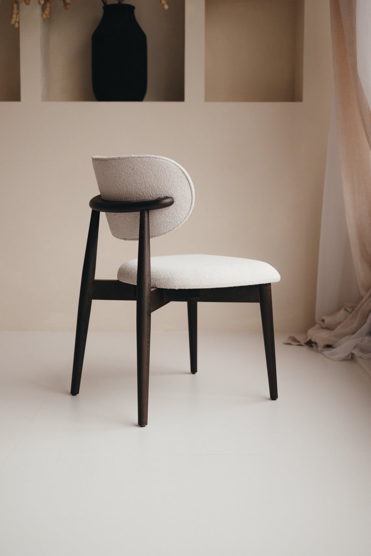 Mokani Eetkamerstoelen houten Eetkamerstoel in japandi stijl.