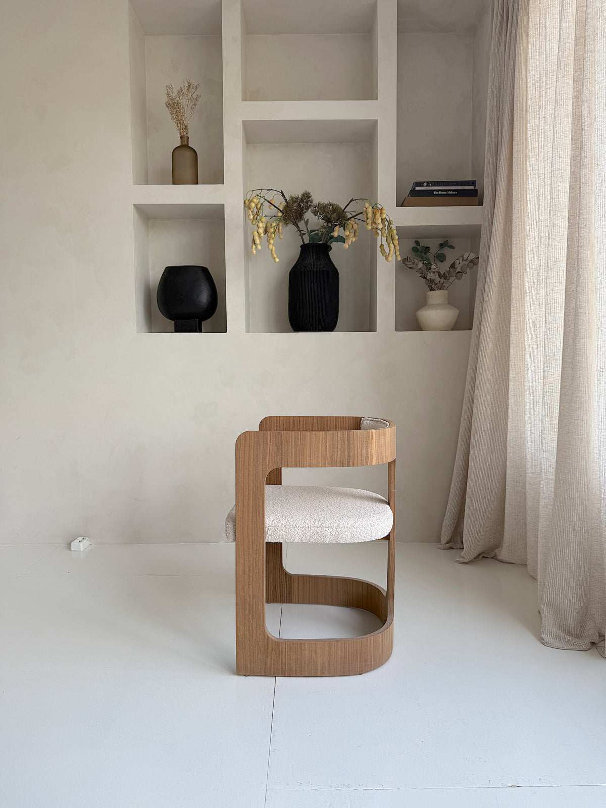 Mokani Design eetkamerstoel van notenhout – minimalistisch, warm en stijlvol